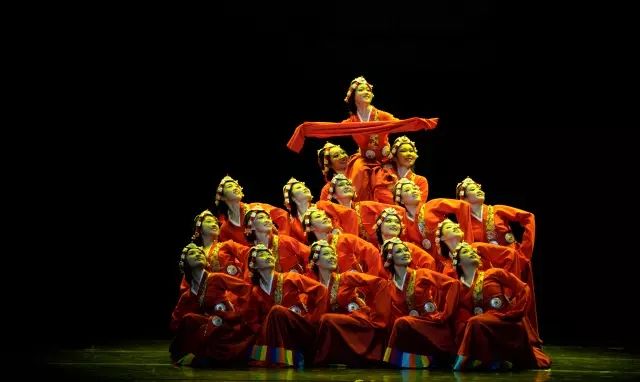 她的沈清-平凡女孩逆袭大学舞台：舞蹈梦想如何照亮友谊之路？